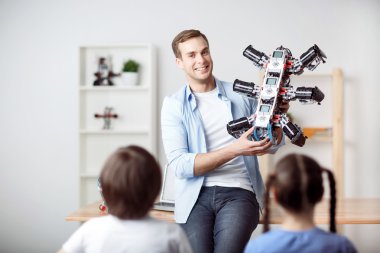 Pozitif baba robot tutan