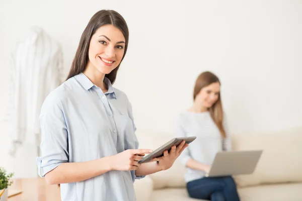 Chica sonriente positiva usando tableta — Foto de Stock