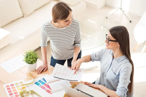 Meninas alegres conversando uns com os outros — Fotografia de Stock