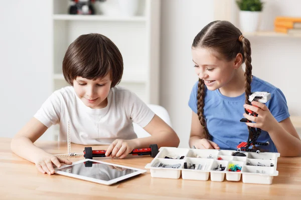 Bei bambini seduti a tavola — Foto Stock