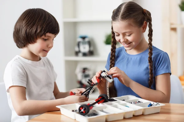 Bambini felici seduti a tavola — Foto Stock