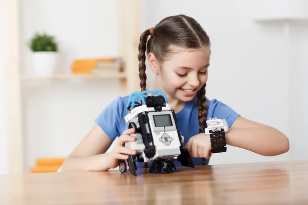 Trevlig tjej leker med robot — Stockfoto