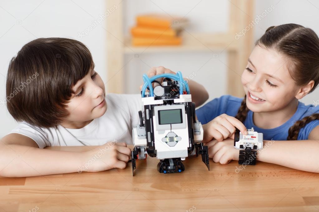 Kids 2025 playing robot