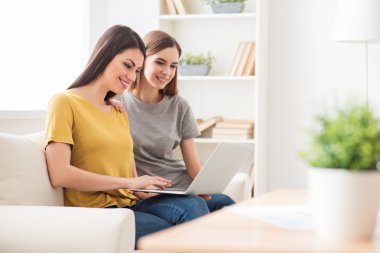 Kanepede oturan olumlu kızlar