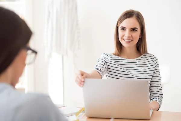 Positives Mädchen arbeitet am Laptop — Stockfoto