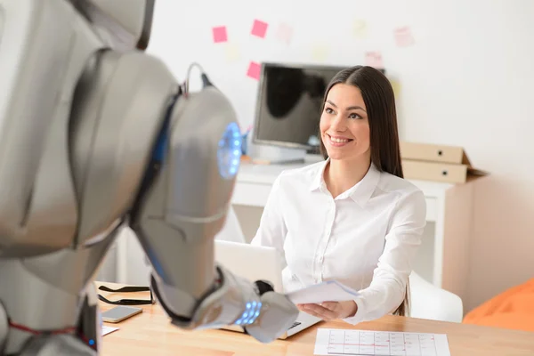 Angenehmes Mädchen, das im Büro arbeitet — Stockfoto