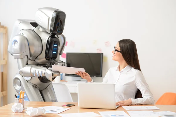Miła dziewczyna i robot pracujący w biurze — Zdjęcie stockowe