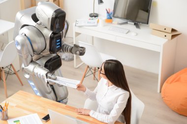 Robot ile ofiste çalışan güzel kız