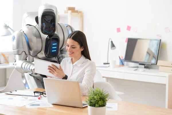 Przyjemna dziewczyna i robot za pomocą tabletu — Zdjęcie stockowe