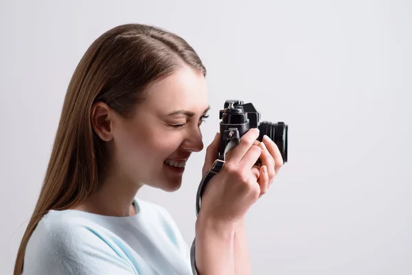 Позитивна усміхнена дівчина робить фотографії — стокове фото