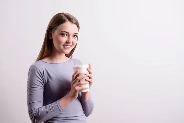 Bella ragazza che beve caffè . — Foto Stock