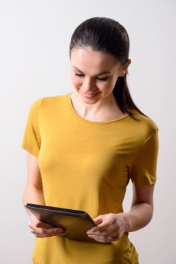 Tablet kullanarak güzel hoş kız