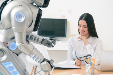 Güzel kız ofiste robot ile çalışma