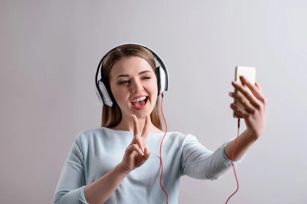 Menina positiva fazendo selfies — Fotografia de Stock