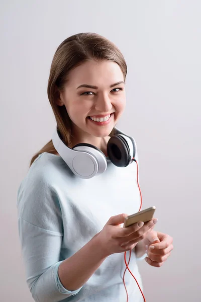 Ragazza deliziata utilizzando smart phone — Foto Stock