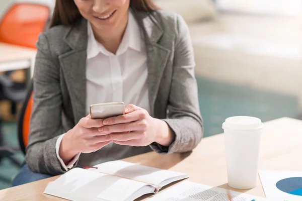 Leende flicka med smart telefon — Stockfoto