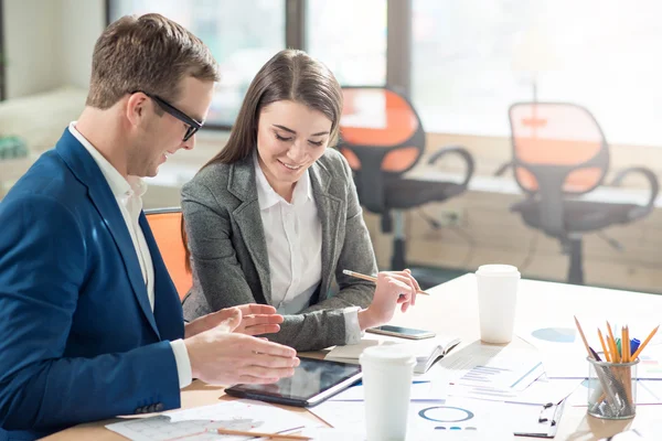 Positieve collega's die een nieuw project bespreken — Stockfoto