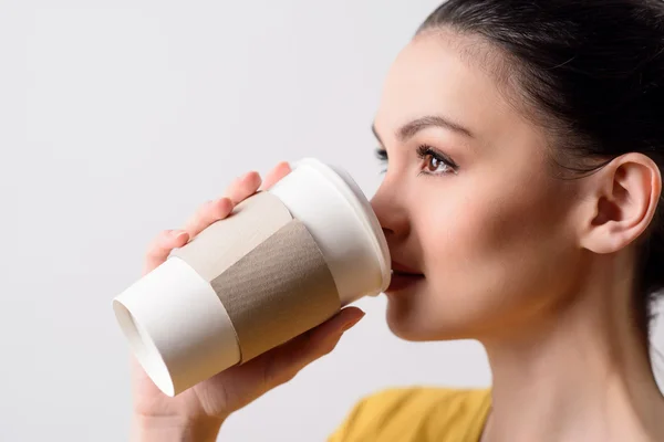 Agradable chica bebiendo café — Foto de Stock