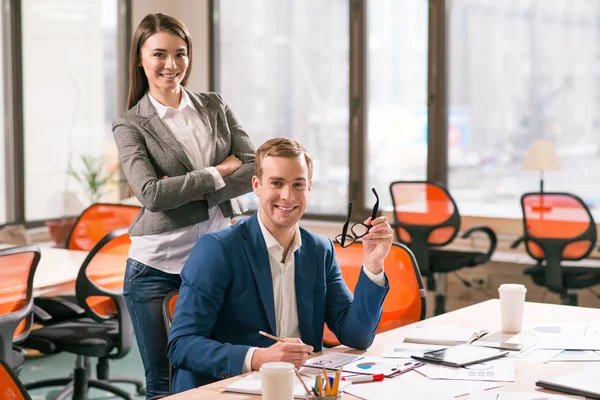 Collega's uiting van blijdschap in het kantoor — Stockfoto