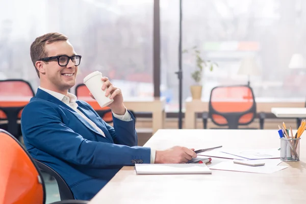 Positiv man sitter vid bordet — Stockfoto