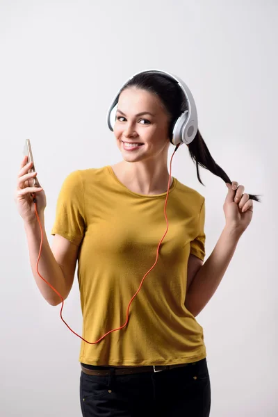 Menina alegre ouvindo música — Fotografia de Stock