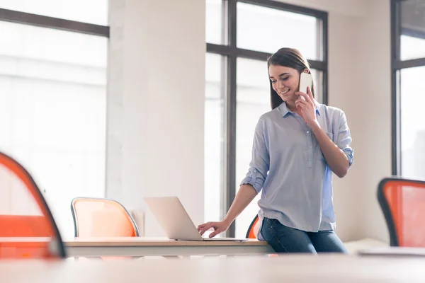 Nettes Mädchen arbeitet im Büro — Stockfoto