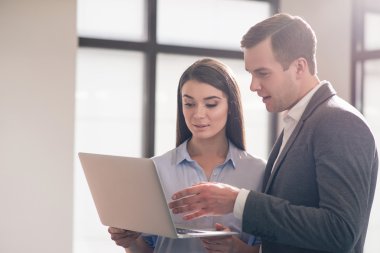 Güzel meslektaşları dizüstü bilgisayar kullanarak