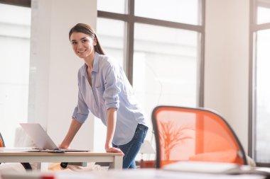 ofiste çalışan güzel bir kız