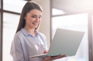 Dizüstü bilgisayar kullanan güzel kız