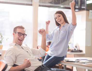 Ofiste çalışan olumlu iş arkadaşları