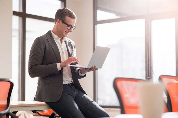 Knappe man aan het werk in het kantoor — Stockfoto