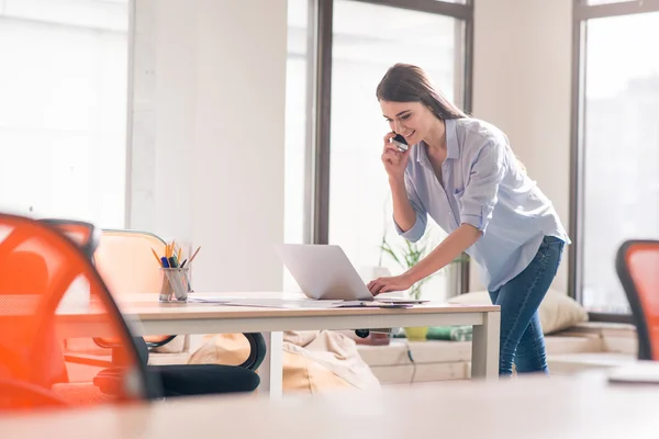 Buena chica trabajando en la oficina — Foto de Stock