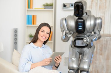 Güzel kız tablet kullanma