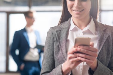 Cep telefonu kullanarak güzel kız