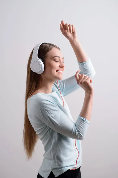 Ragazza felice ascoltando musica — Foto Stock