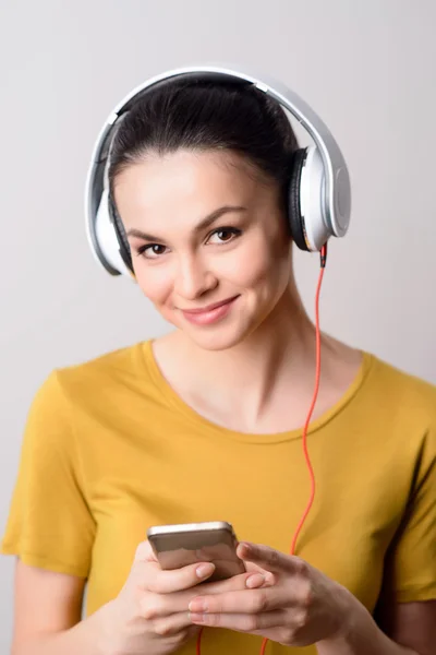 Positiva tjejen lyssnar på musik — Stockfoto