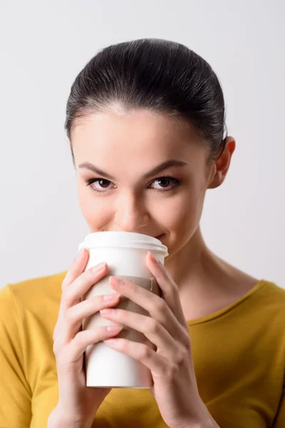 Chica positiva bebiendo café — Foto de Stock