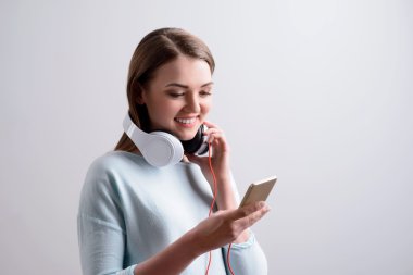 Akıllı telefon kullanan mutlu kız