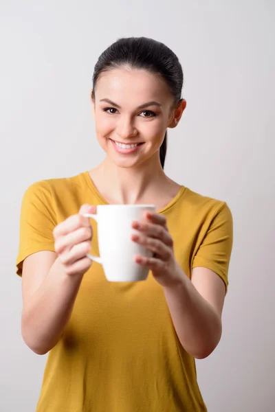 Trevlig tjej som ger dig en kopp kaffe — Stockfoto
