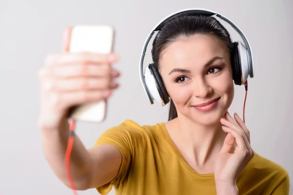 Positiva tjejen lyssnar på musik — Stockfoto