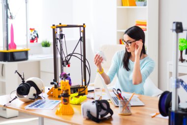 Masada oturan hoş bir Bayan