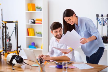 Pozitif öğrenciler belgelerle çalışma