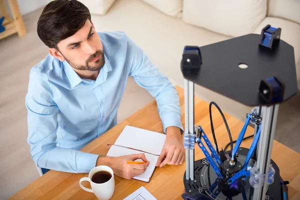 Bello uomo concentrato utilizzando la stampante 3d — Foto Stock