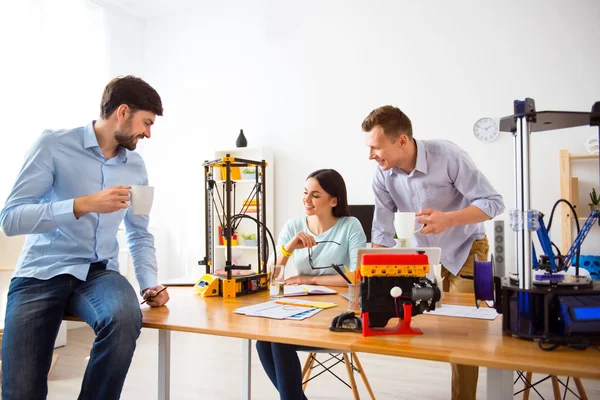 Angenehme Studenten mit 3D-Drucker — Stockfoto