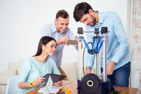 Estudiantes guapos usando impresora 3d . — Foto de Stock