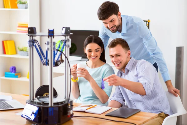 Estudiante positivo sosteniendo pescado impreso en impresora 3d — Foto de Stock