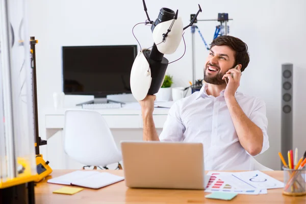 Delizioso uomo sorridente che parla sul cellulare — Foto Stock