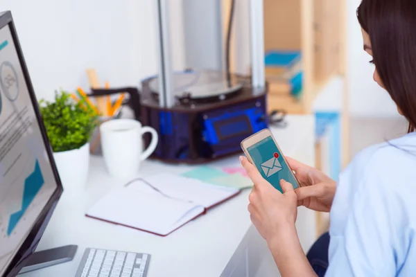 Przyjemna kobieta przy użyciu telefonów komórkowych — Zdjęcie stockowe