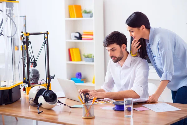 Los colegas positivos que trabajan en el portátil — Foto de Stock