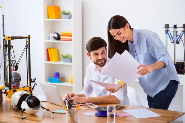 Positive Studenten, die mit Aufsätzen arbeiten — Stockfoto